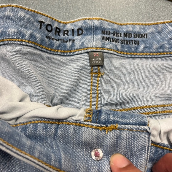 Torrid Mid Rise Mid Raw Hem Jean Shorts Sz. 24 - Picture 6 of 7
